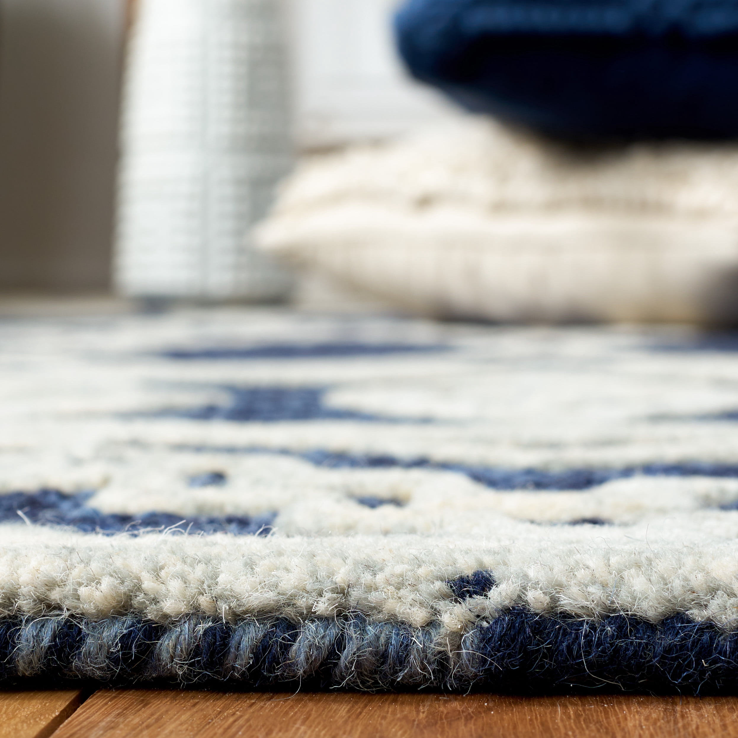 SAFAVIEH Abstract Torrey Geometric Wool Area Rug, Navy/Ivory, 6' x 6' Round
