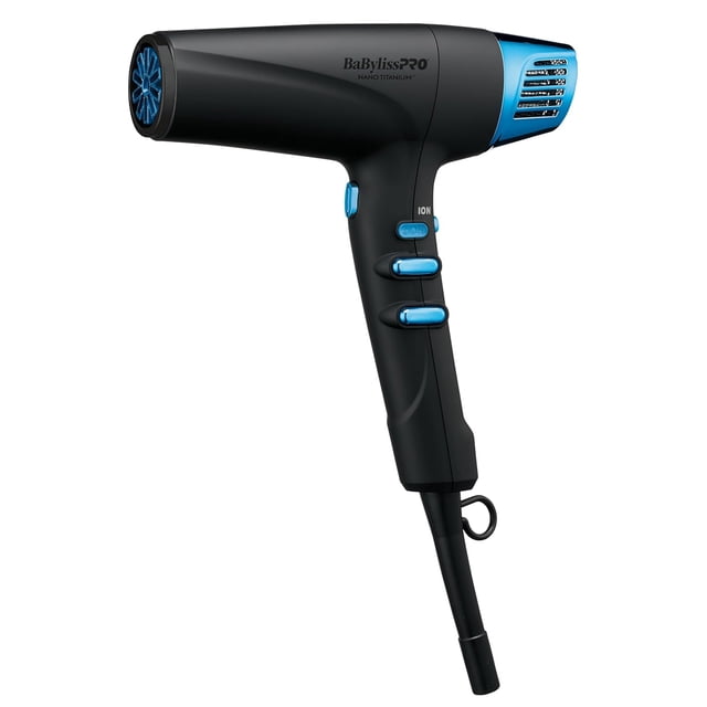 secadora babyliss pro negro 3 vel nanotitanium 1600w bntmb9100es secadora negra BaBylissPRO, vista lateral con mango ergonómico; tres botones deslizantes para 3 velocidades, botón ión, detalle azul en salida y rejilla trasera, cable largo con gancho, apta para peinados y retoques rápidos en casa.