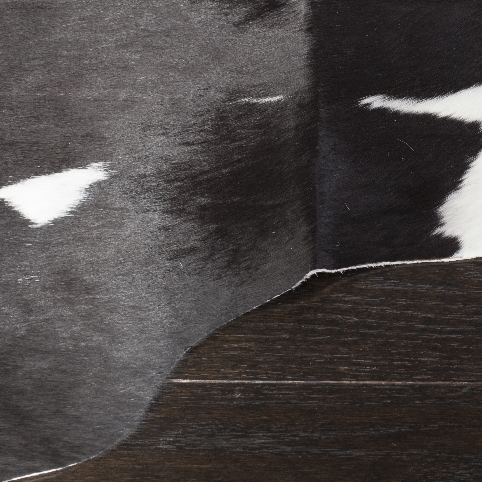 Safavieh  Handmade Cow Hide Lorean Cabin & Lodge Leather Rug Black/White 5'6" x 6'6" 6' x 9' White