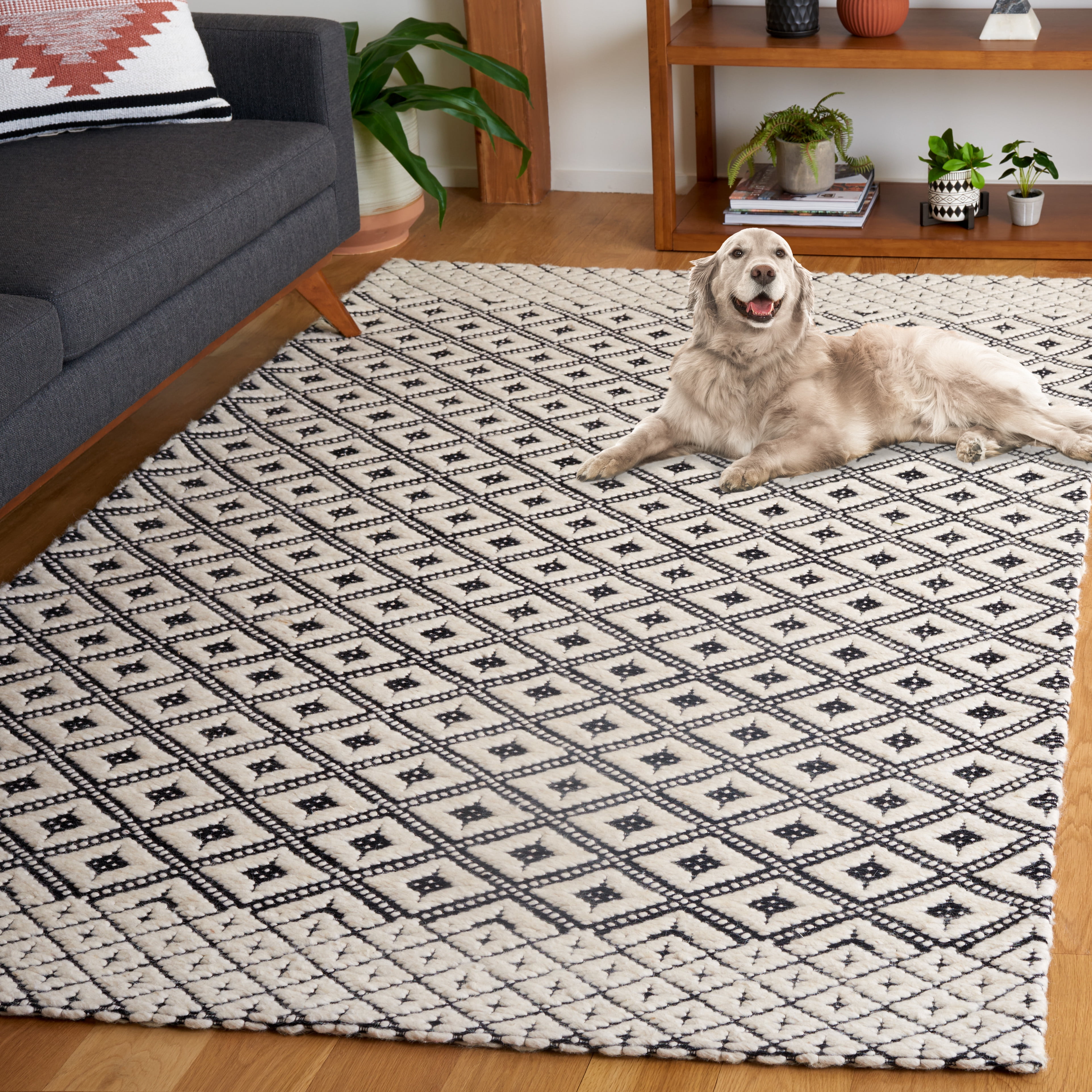 SAFAVIEH Marbella Mervyn Diamond Area Rug, Black/Ivory, 5' x 8'