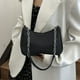 thumbnail image 1 of Bolso informal de hombro para mujer, bolso bandolero, cuero PU, correa ajustable, bolsa multiuso, beige rosa, negro caqui azul, 21x13x7cm, moda ligera, 1 of 6