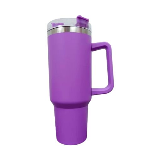 termo tumbler tlp doble pared acero 40oz morado. Vaso de acero inoxidable 40 oz (1200 ml) con acabado morado mate, borde de acero pulido y tapa transparente con cierre y popote plástico. Cuerpo cilíndrico alargado con asa lateral integrada; recomendado para bebidas frías y calientes, apto para grabado láser y vinil adherible, también suele usarse para transportar bebidas energéticas en viajes cortos.