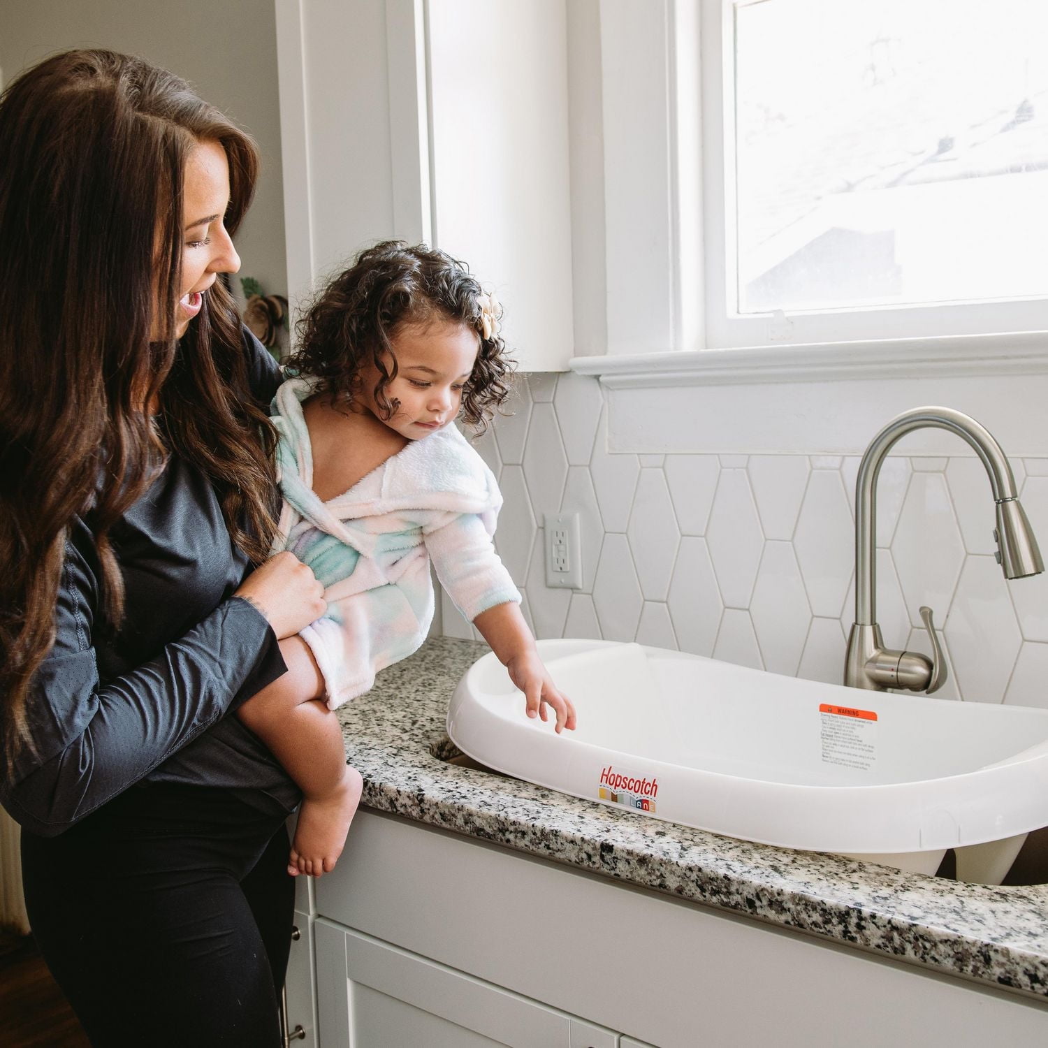 Hopscotch Lane Newborn to Toddler Bathtub with Newborn Sling, Unisex