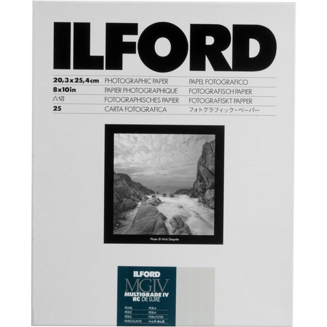 papel ilford 8x10 multigrado perla 25 hojas Paquete frontal de papel fotográfico para cuarto oscuro, 20.3 x 25.4 cm (8 x 10), blanco, cubierta de resina con acabado perla, 25 hojas; vista centrada con una fotografía de ejemplo en blanco y negro en el centro del empaque. Ideal para impresión en cuarto oscuro y procesos en blanco y negro.