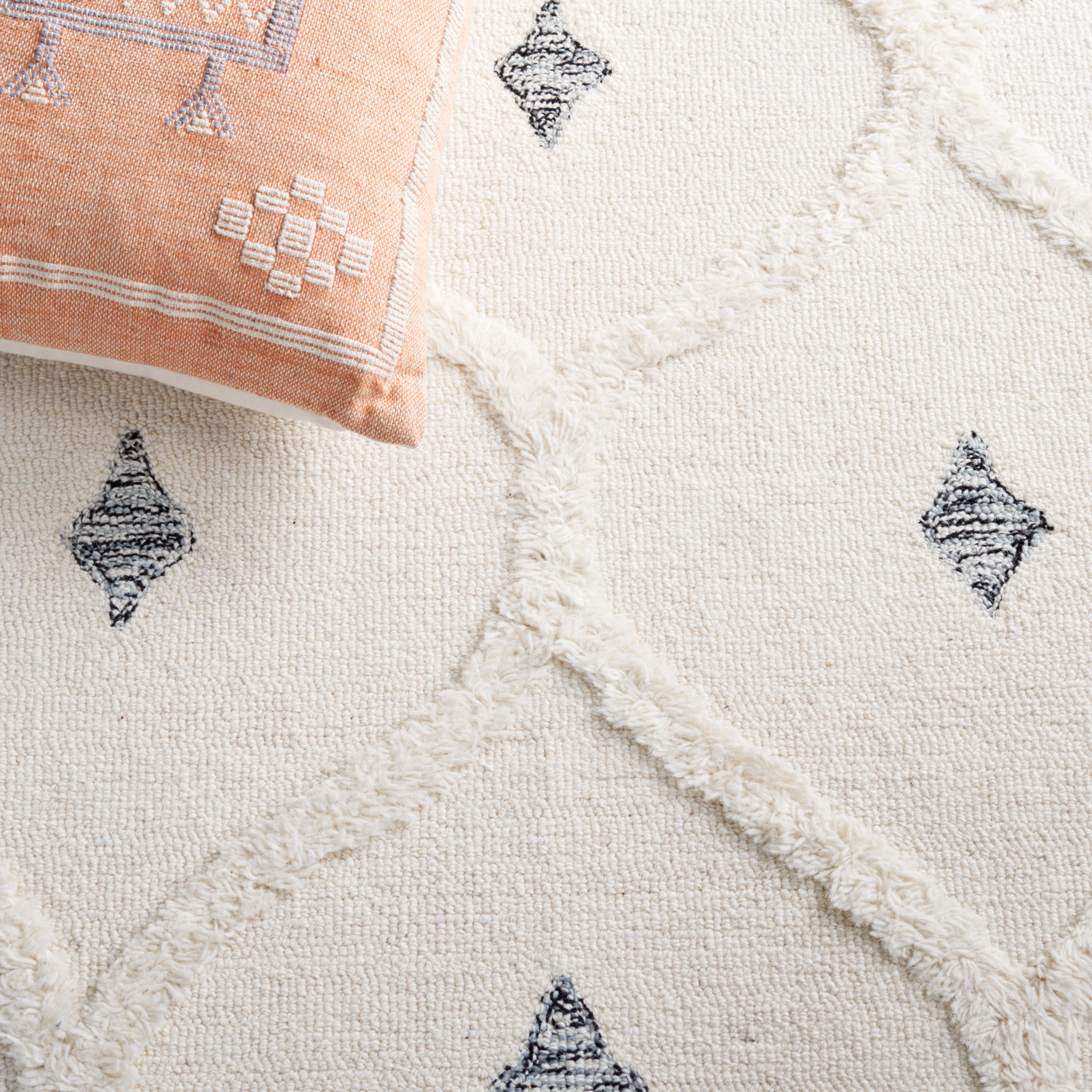 SAFAVIEH Casablanca Hyram Medallion Area Rug, Ivory/Black, 4' x 6'