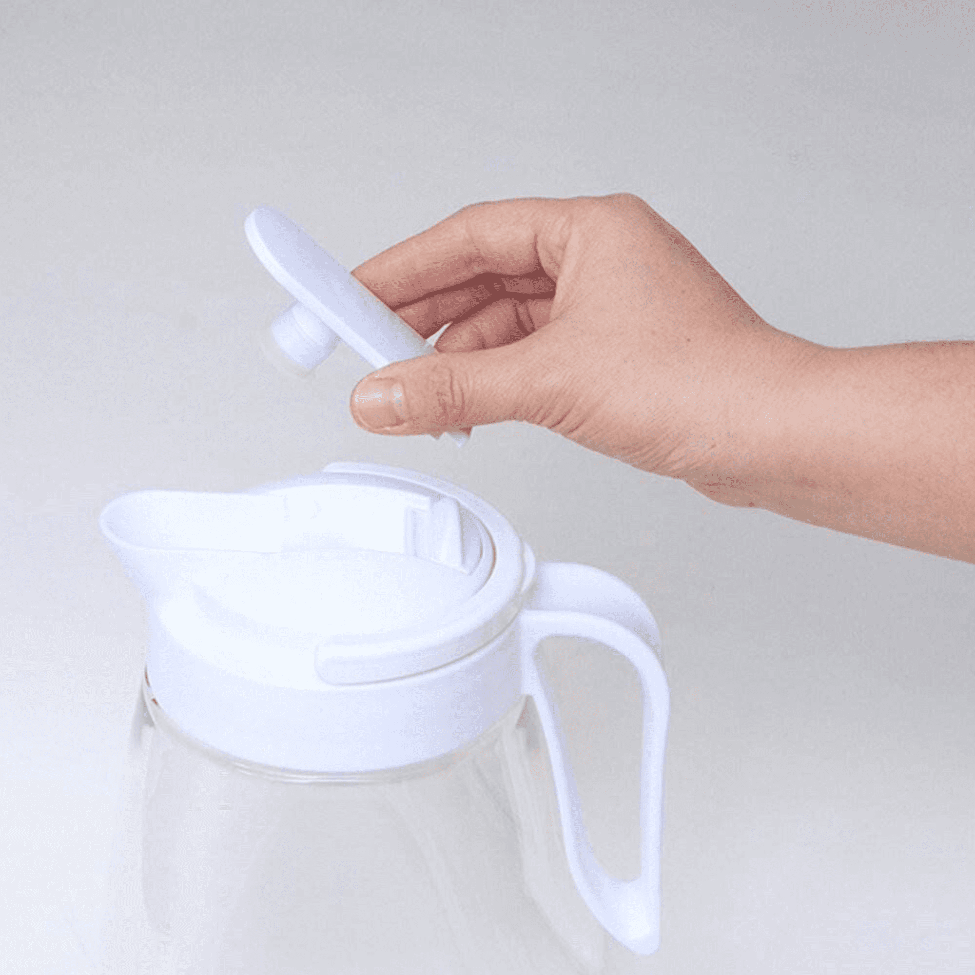 Locking Spout Beverage Pitcher, 3.1qt, BPA Free, Made in Japan (White),For water, coffee, tea, juice, and other beverages.