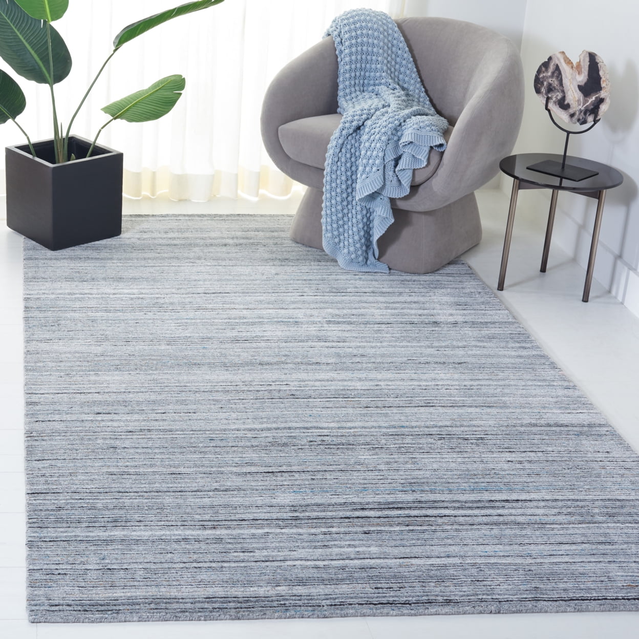 SAFAVIEH Mirage Weldon Distressed Area Rug, Dark Gray, 7' x 7' Round