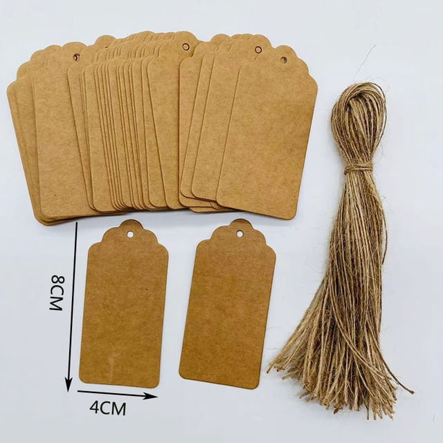 Tarjetas de presentación con notas y mensajes en papel marrón en blanco, pequeñas tarjetas de felicitación, nombres de lugares, vocabulario, palabras, grafitis, álbumes de recortes, etiquetas de
