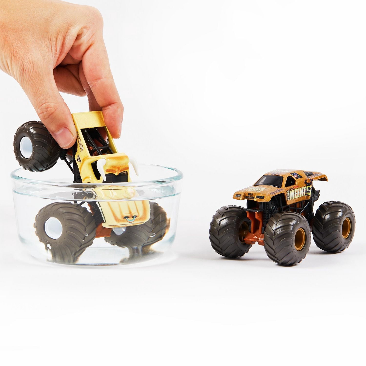 Monster Jam, Coffret de 2 monster trucks officiels en métal moulé Grandma Grave Digger vs. Team Meents qui changent de couleur, échelle 1:64