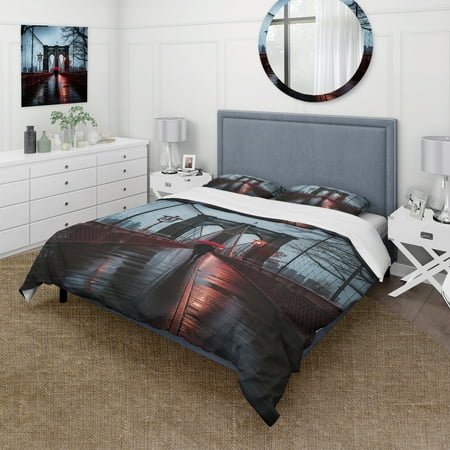 Designart "Brooklyn Bridge Red Grey New York Cityscape I" Portrait Bedding Covert Set - New York Red Cityscapes Bed Set With 2 Shams