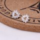 thumbnail image 1 of Pendientes de botón para estudiantes femeninas, estilo coreano, personalidad simple, temperamento, lindas joyas para las orejas antialérgicas, pendientes de moda que combinan con todo, 1 of 6