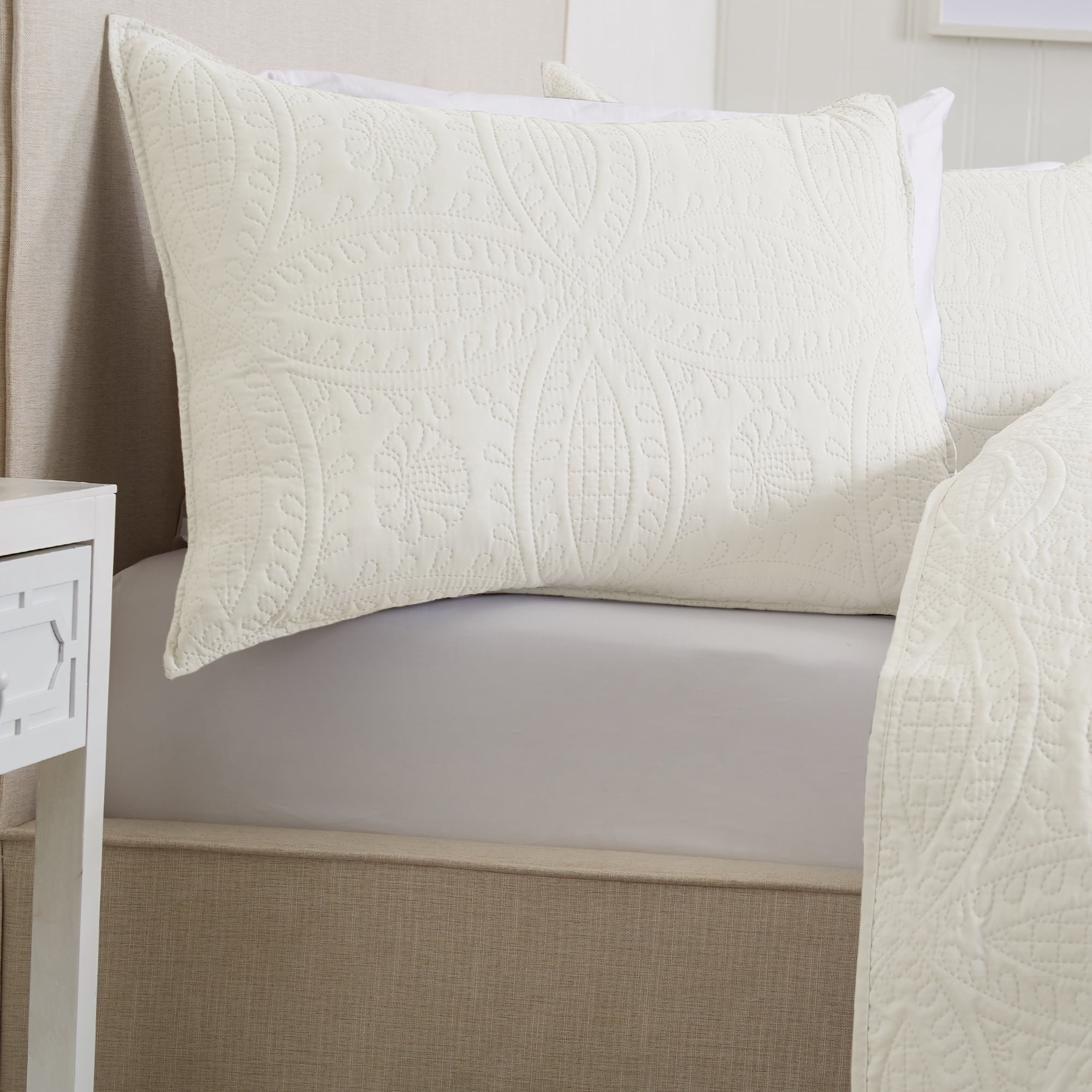 Great Bay Home Pinsonic Medallion Reversible Quilt Set With Shams (King/California King, Cream)