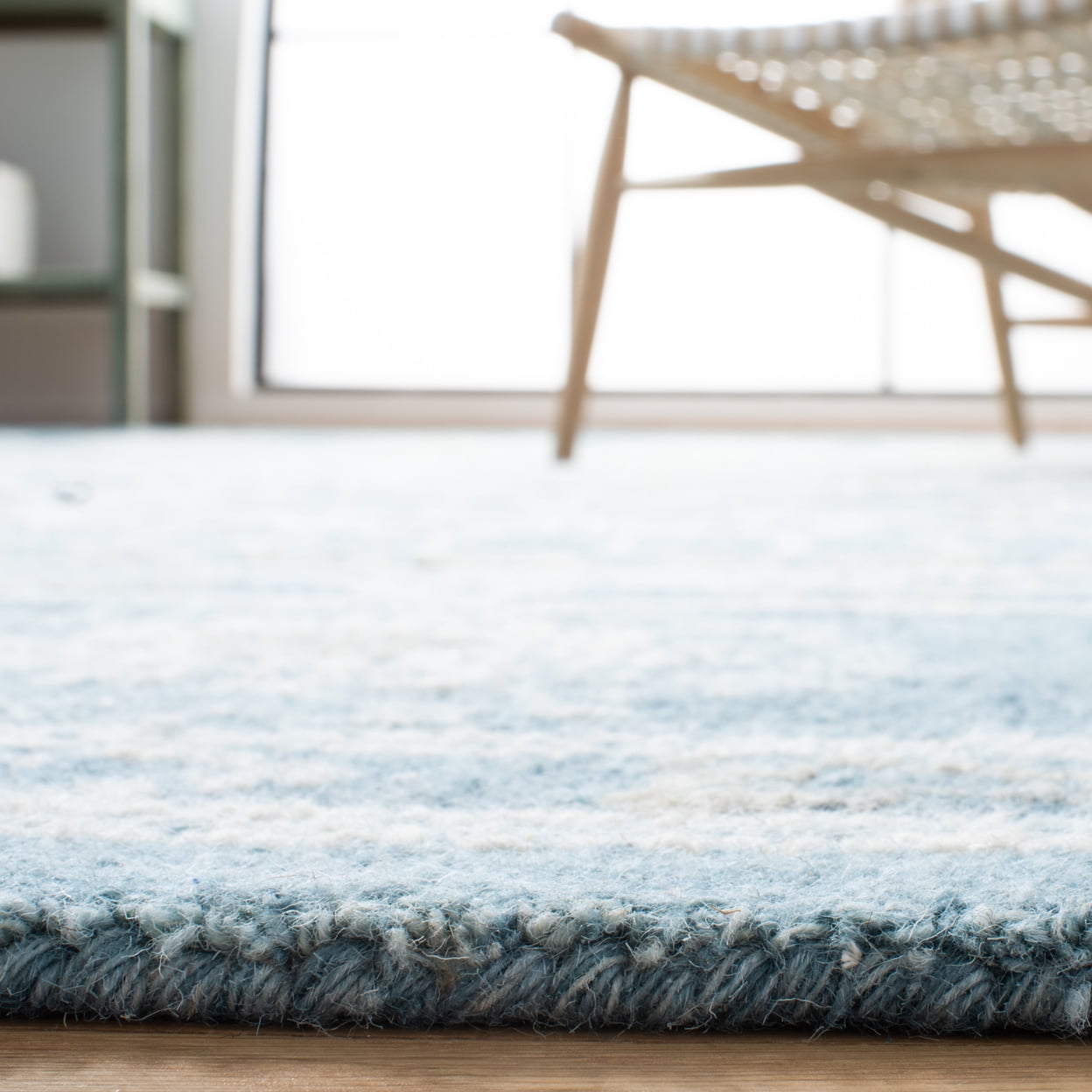 SAFAVIEH Blossom Bernadine Damask Area Rug, Blue/Ivory, 6' x 6' Round