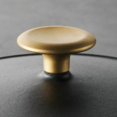 thumbnail image 4 of Tramontina Bestow Four Hollandais Rond en Fonte Émaillée de 5,5 Pintes avec Couvercle, Noir Mat avec Bouton Doré, Compatible Four, 4 of 5
