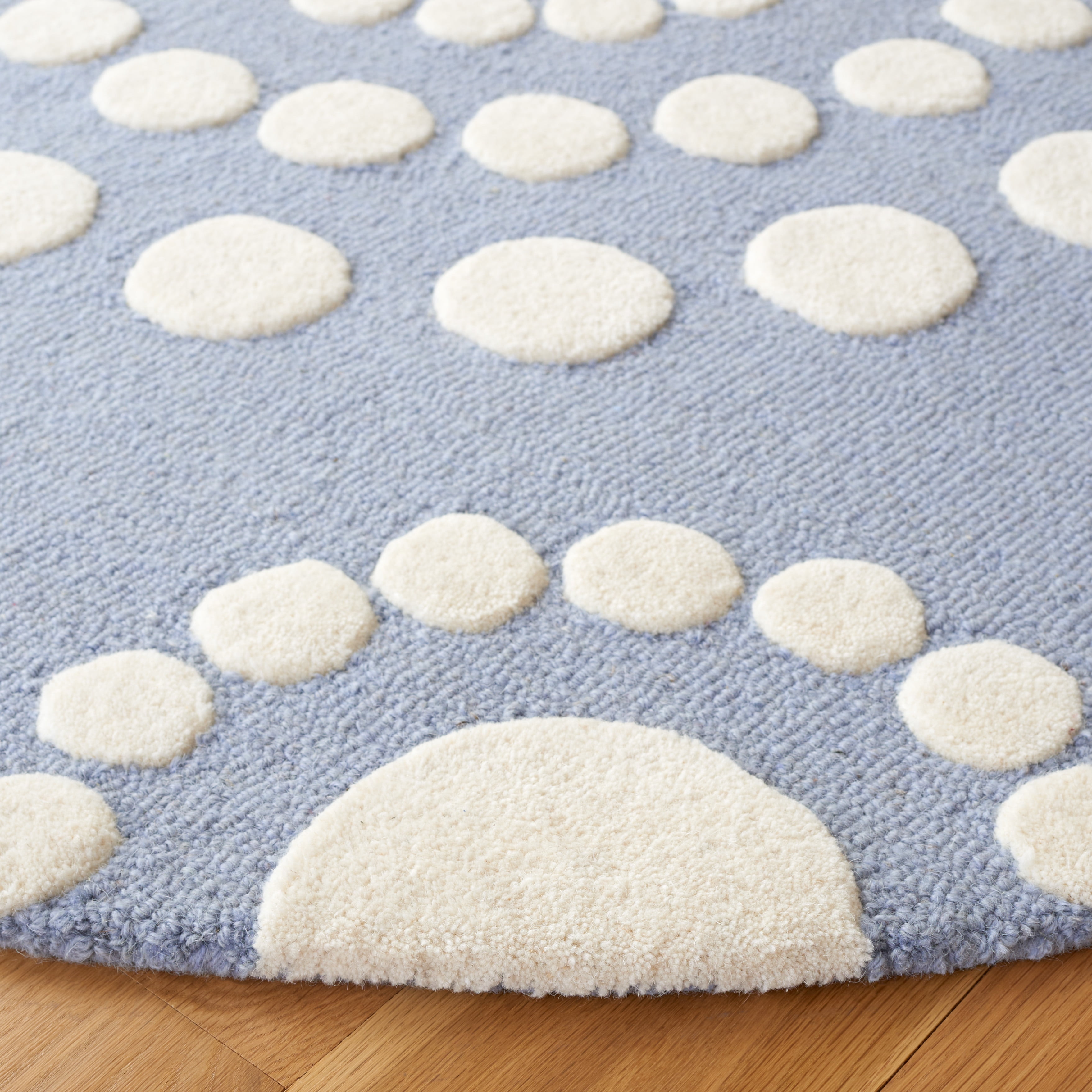 SAFAVIEH Kids Swirling Polka Dots Area Rug, Blue/Ivory, 5' x 5' Round