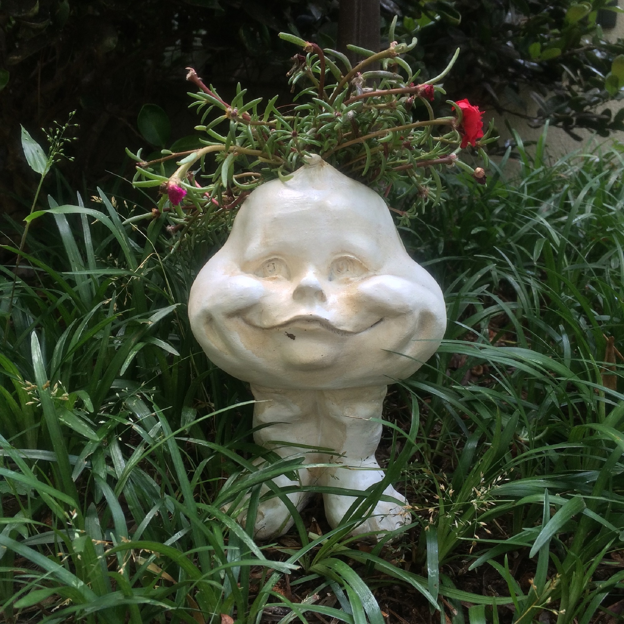 Homestyles Antique White Sister Suzy Q & Baby the Muggly Face Statue Planter Holds