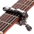 thumbnail image 4 of Cejilla Yashi con diseño de calavera y dedos para guitarra acústica, eléctrica y ukelele color negro, 4 of 5
