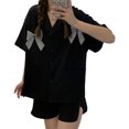 thumbnail image 1 of Conjunto de pijamas de manga corta para mujer Decoración con lazo Cuello en V Top de dos piezas Pantalones cortos Ropa de dormir Negro M (40-50 kg), 1 of 8