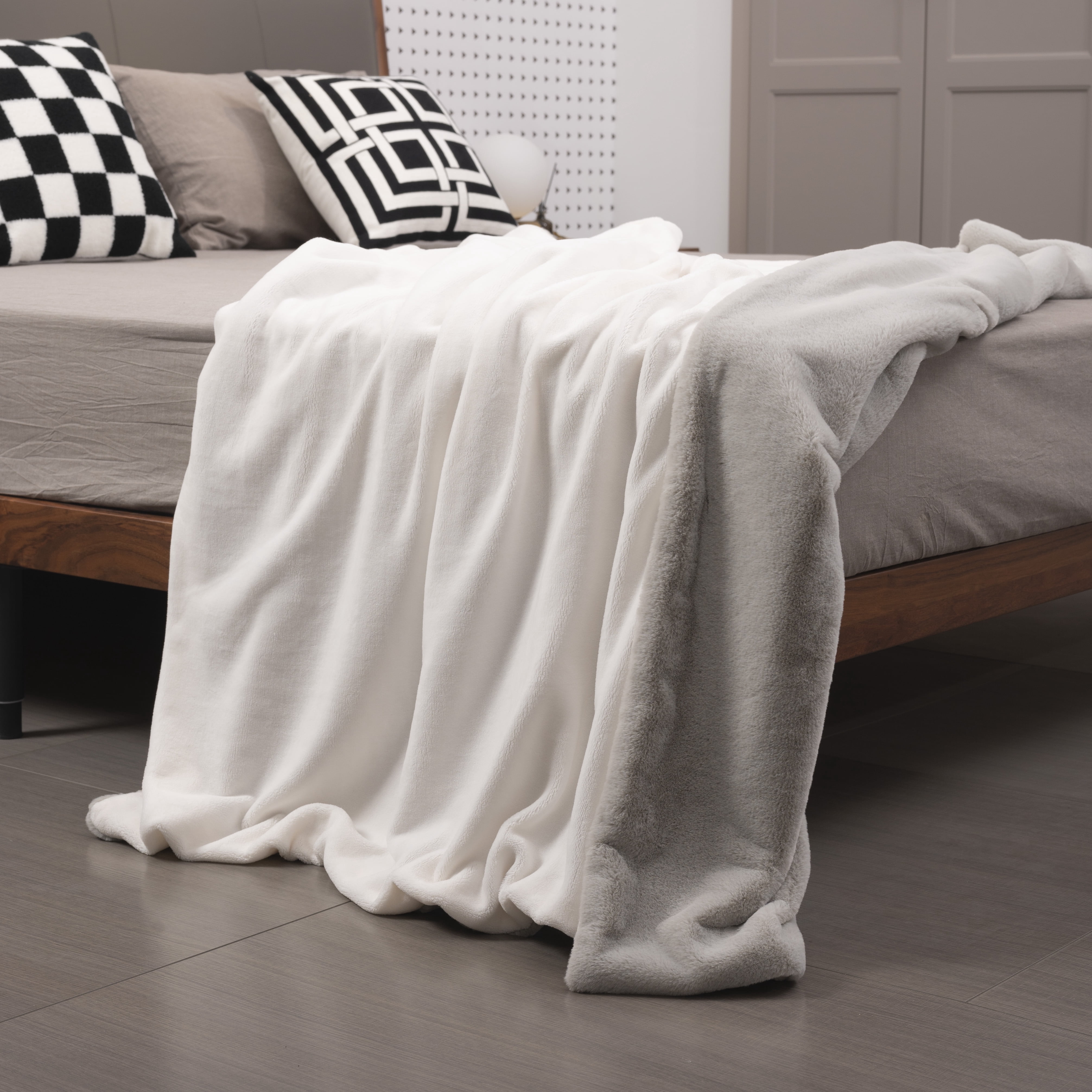 Mellowdy Faux Rabbit Fur Throw Blanket (Milky White, 50x60 inches) - Luxury, Silky, Fluffy Throw