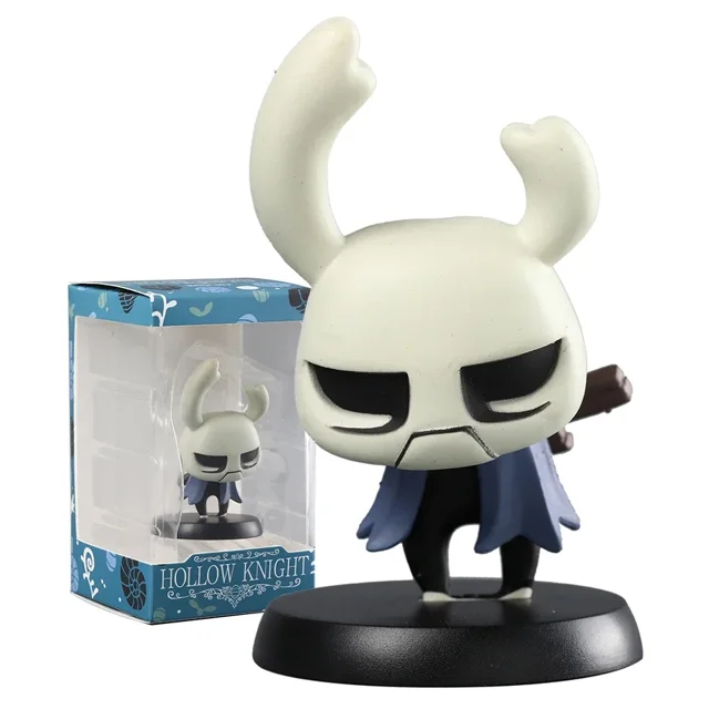 figura de pvc de hollow knight silk song hornet knight zote grub de 6-8 cm, modelo coleccionable, juguetes, muñeca, regalo — Figura de 6–8 cm con casco blanco crema y cuernos curvados, ojos negros alargados, capa azul marino y base circular negra; caja original azul con ventana al fondo; suele usarse como pieza de vitrina para coleccionistas mayores de 14 años.