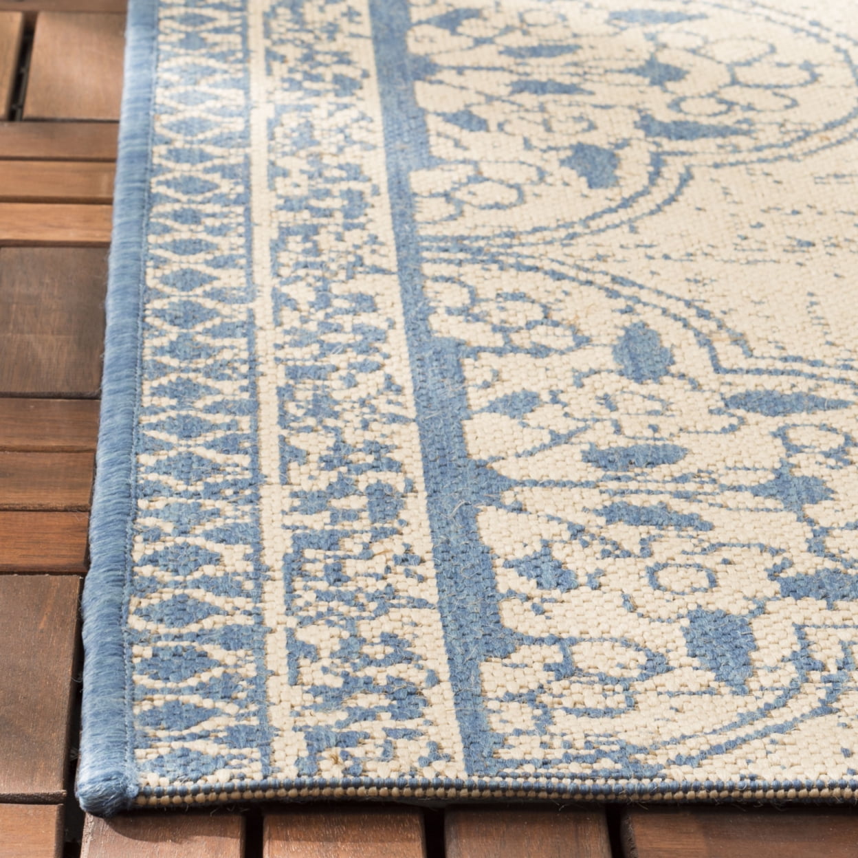 SAFAVIEH Beach House Kiaran Southwestern Indoor/Outdoor Area Rug Blue/Cream, 4' x 6'
