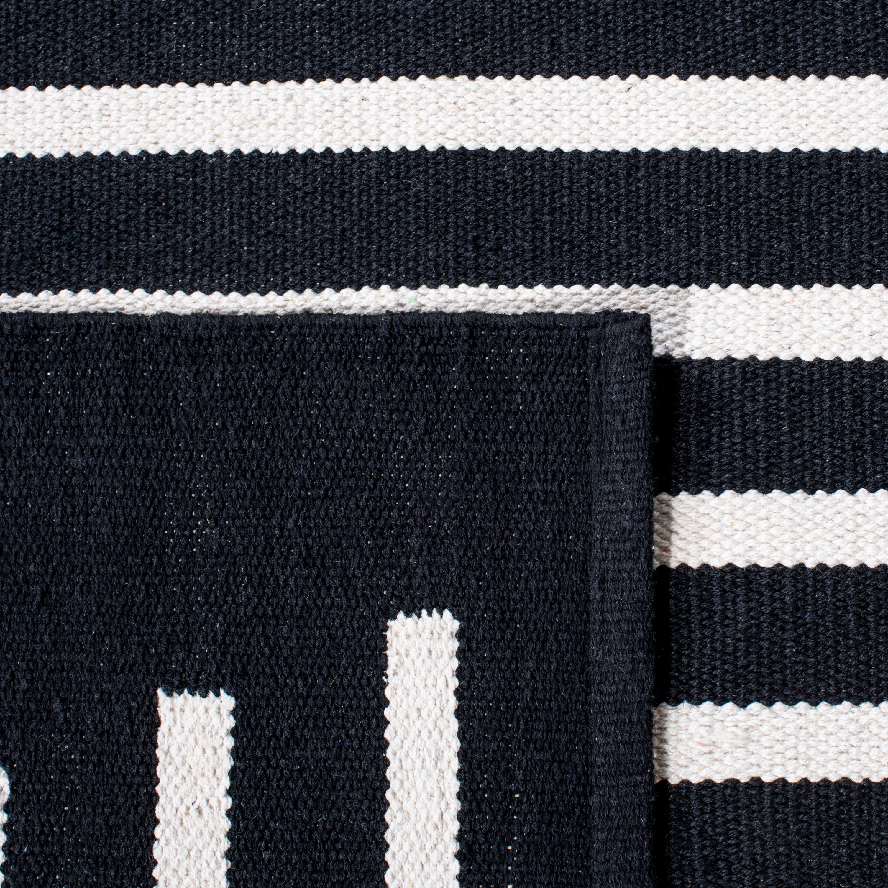 SAFAVIEH Montauk Amadine Striped Cotton Area Rug, Black/Ivory, 6' x 6' Round