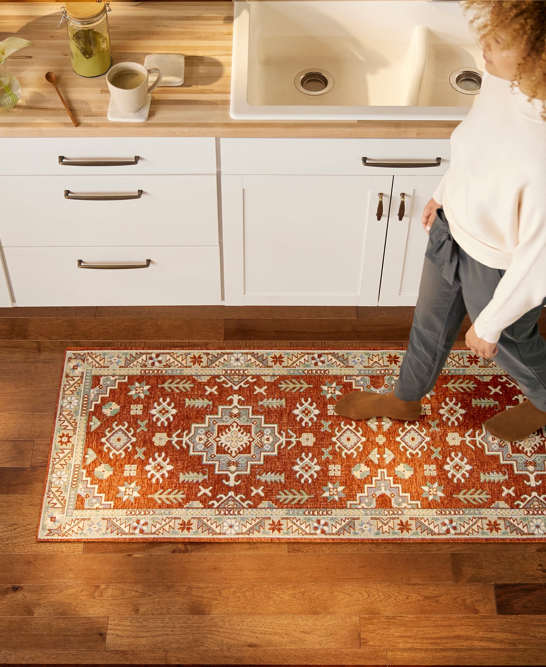 TOWN & COUNTRY LUXE Livie Forever Vintage Everwash® Washable Multi-Use Decorative Rug with Non-Slip Backing, Rust/Ivory, 24"x72"