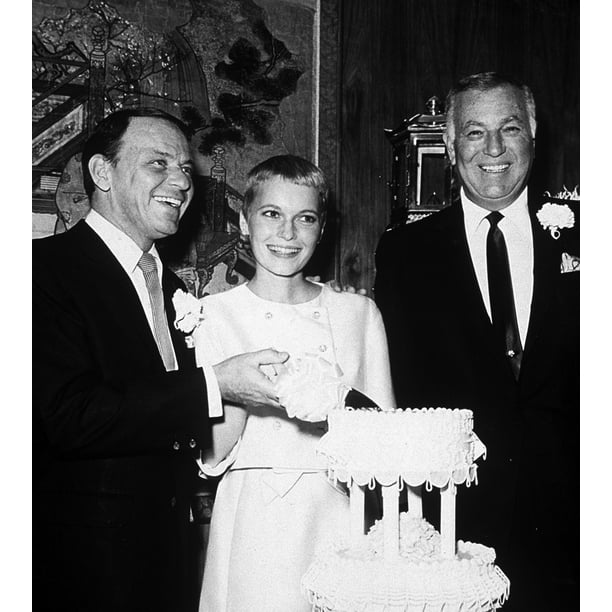 Frank Sinatra And Mia Farrow By Their Wedding Cake Photo Print 8 X 10 Walmart Com Walmart Com