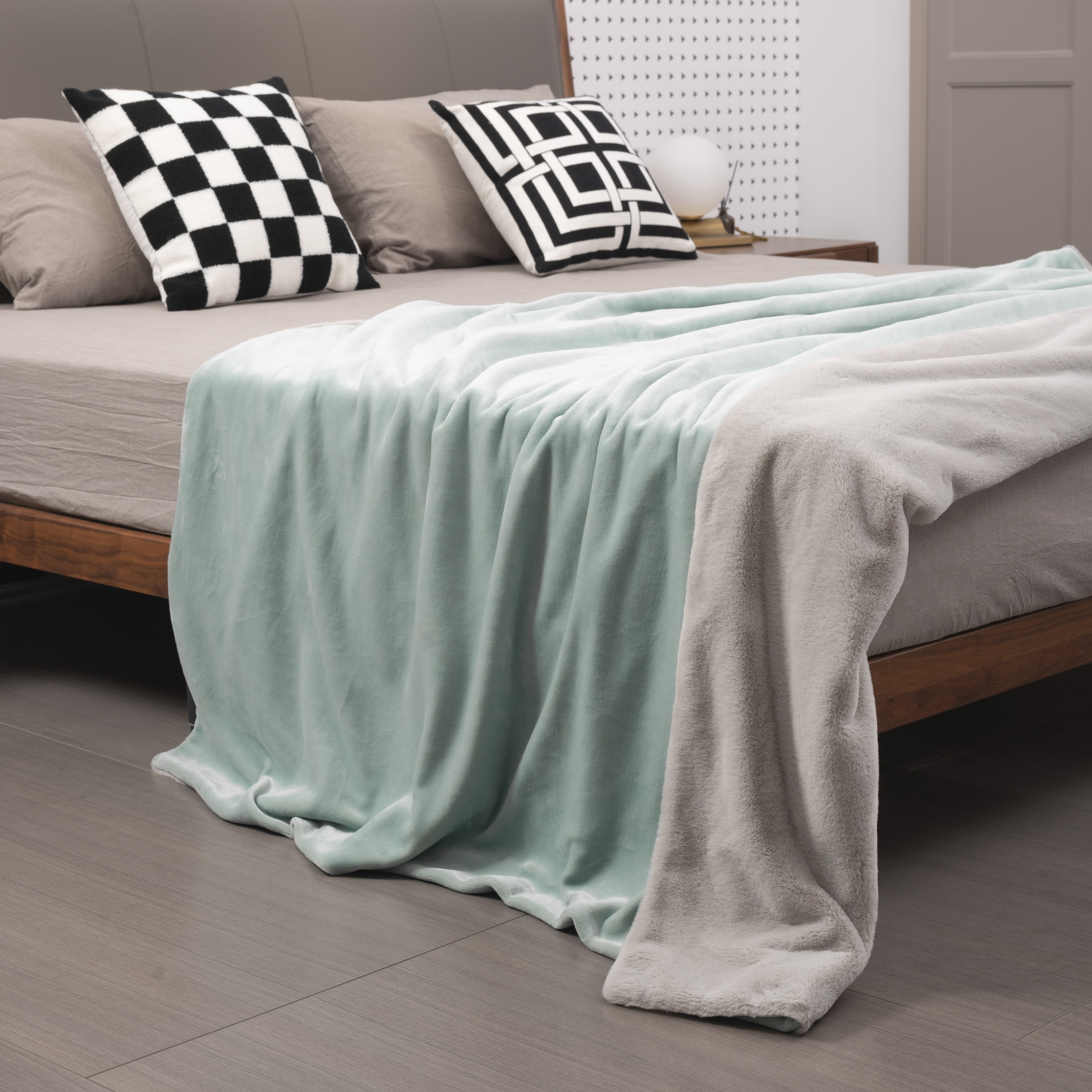 Mellowdy Faux Rabbit Fur Throw Blanket (Teal, 50x60 inches) - Luxury, Silky, Fluffy Throw