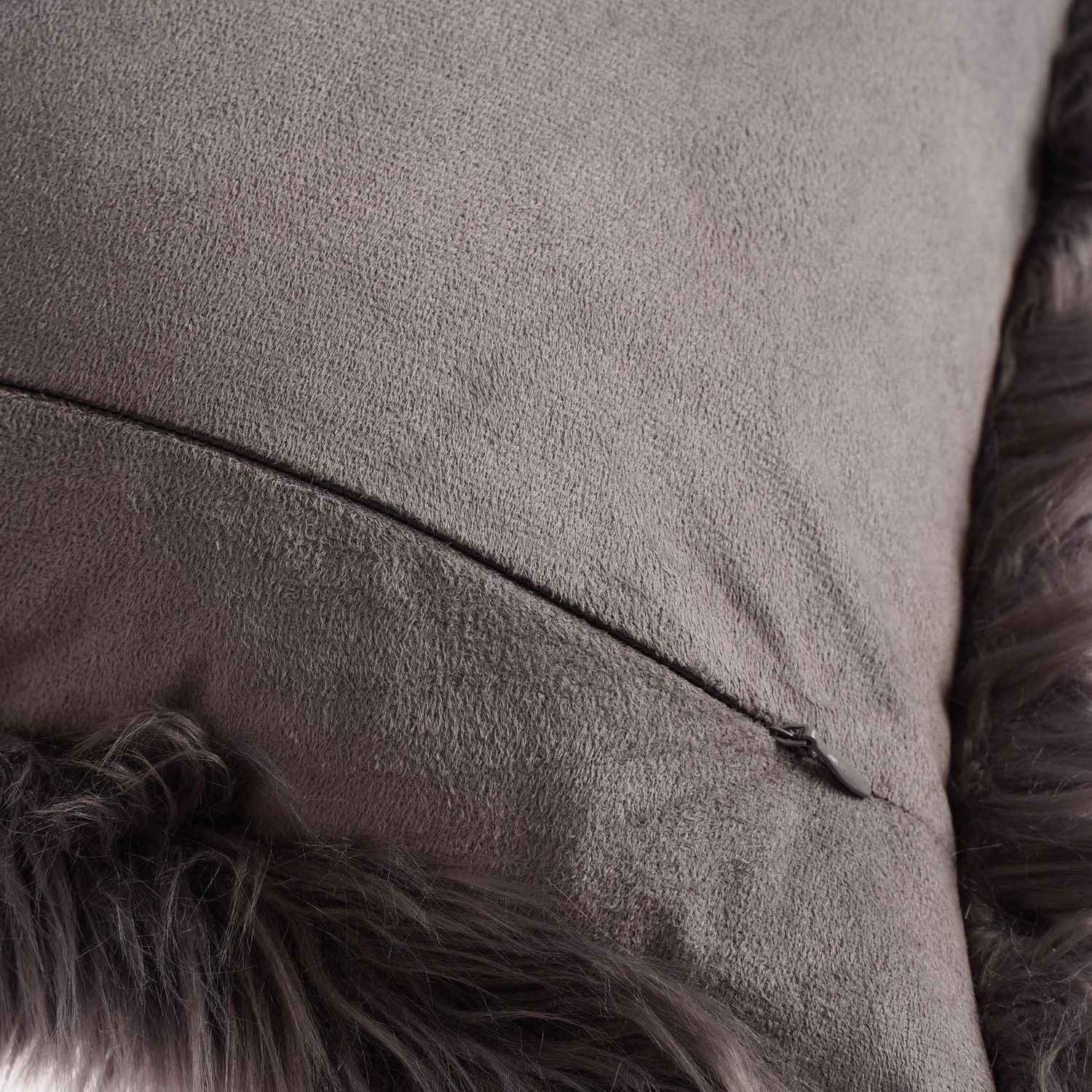 Housse de coussin décoratif fausse fourrure gris  (pas d'insert inclus)