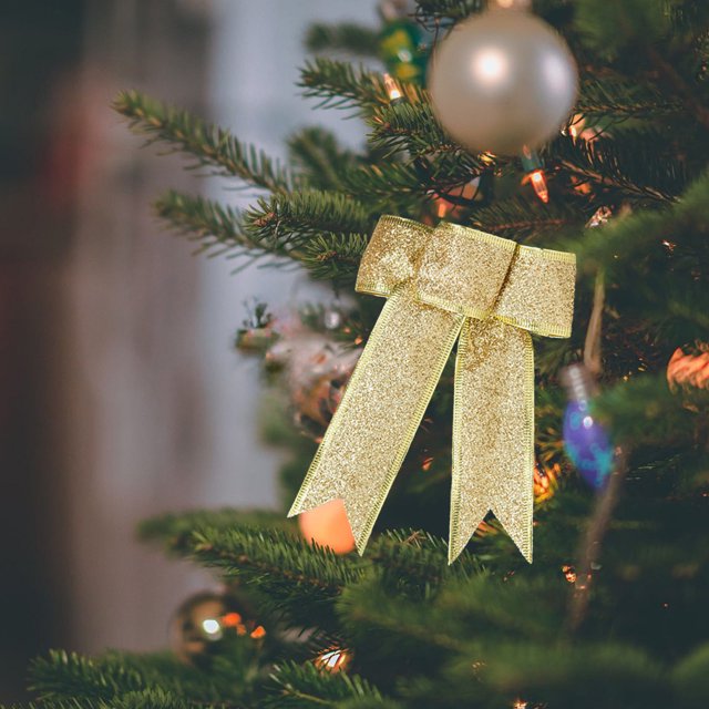 Adornos navideños Fiudx Decoración del hogar para exteriores corona con lazos dorados