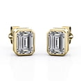 thumbnail image 1 of Pendientes de Botón JeenMata con Solitario de Moissanita En Forma de Esmeralda 2 Quilates Baño de Oro Amarillo 18 K sobre Plata, 1 of 5