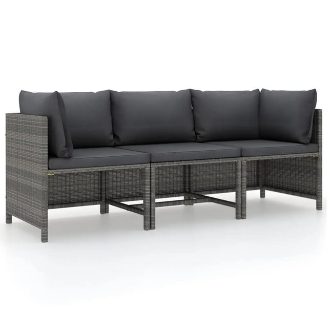 sofá de patio casafoyer 3 plazas en ratán polietileno gris con cojines. Vista frontal 3/4 de sofá modular para tres personas con ratán PE gris trenzado y estructura de acero con recubrimiento en polvo; cojines de asiento y respaldo gris oscuro con fundas de poliéster desenfundables. Ideal para jardín o patio y a menudo usado como zona lounge en terrazas pequeñas.