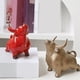thumbnail image 1 of Xihbxyly Adorno de Vaca de Cerámica, Figura de Toro Que Atrae Riqueza, Artesanía Exquisita, Diseño En Rojo y Bronce, Decoración para El Hogar, Sala de Estar o Escritorio de Oficina, Idea de Regalo Ún, 1 of 6