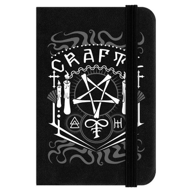 grindstore - libreta mini diseño gótico crafty witchy (negro) Libreta negra mini 6.5 x 10 cm, vista frontal con cierre elástico; tapa con ilustración gótica en blanco que muestra un pentagrama, velas, abanicos y símbolos esotéricos; páginas a rayas para tomar notas y anotar conjuros; también suele usarse como cuaderno de bolsillo para ideas rápidas.