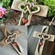 thumbnail image 3 of Cruz de madera tallada, corazones entrelazados, cruz de amor de madera tallada a mano en diseño antiguo Cruz de madera para decoración de salón para colgar en la pared. JAMW Sencillez, 3 of 4