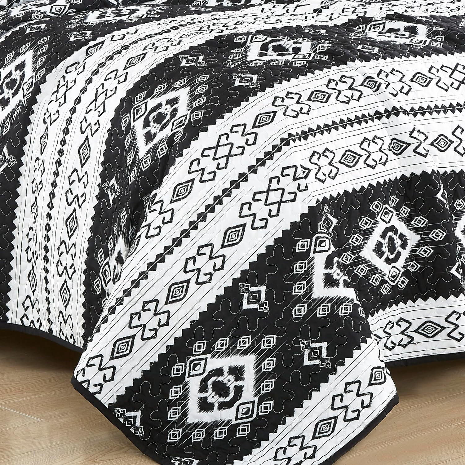 Chezmoi Collection Indie 3-Piece Southwestern Quilt Set, Black White Geometric Symbols Printed Microfiber Lightweight Quilted Bedspread Set, Queen
