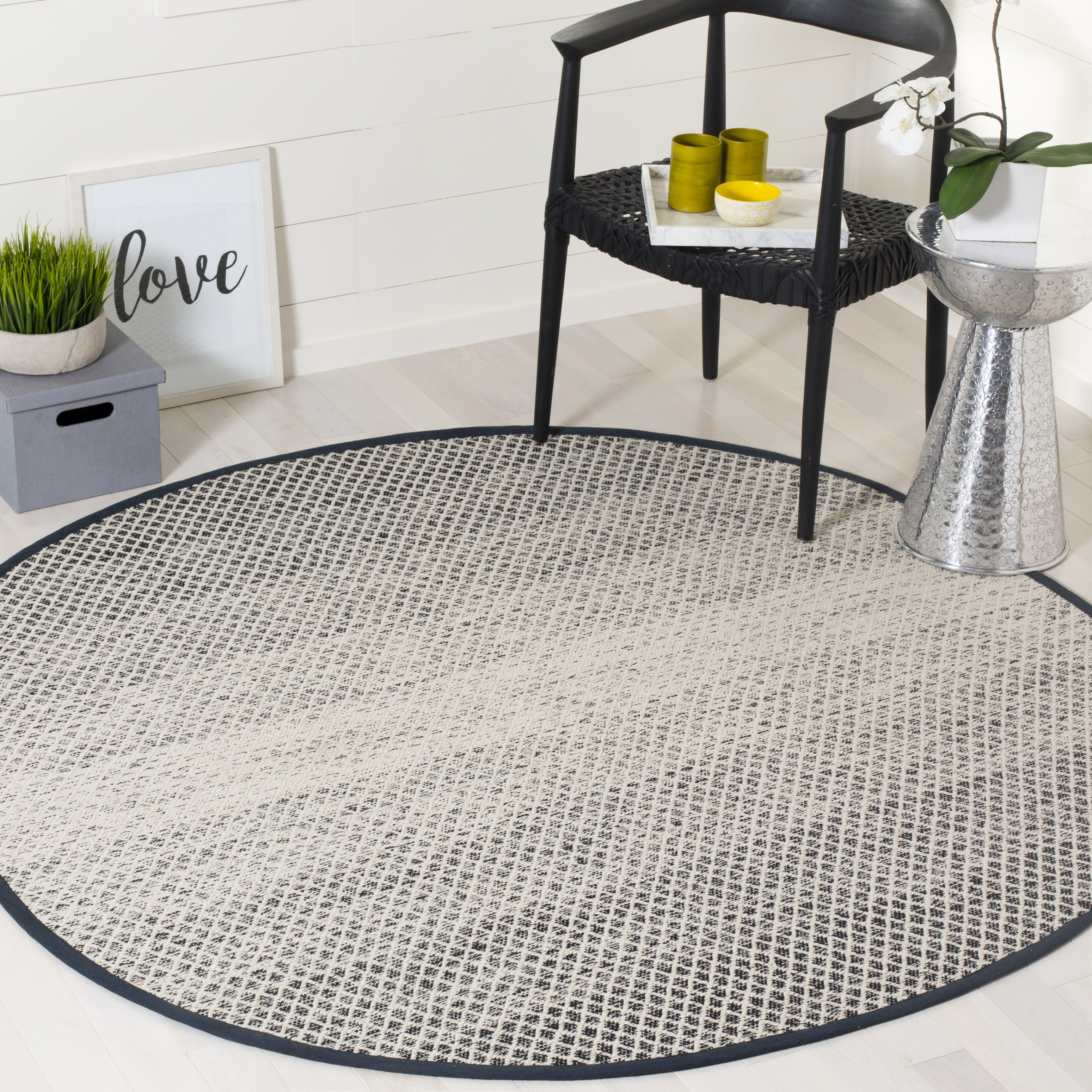 SAFAVIEH Montauk Vaughn Geometric Cotton Area Rug, Black/Ivory, 4' x 4' Round