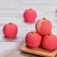 thumbnail image 4 of Billuyoard Fruta Artificial Lychee fresa simulación realista decoración lindo modelo de resina miniaturas juguetes casa de muñecas DIY Decoración Lychee Billuyoard HA080066-01, 4 of 6