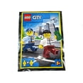 thumbnail image 2 of Minifigura LEGO City: Oficial de policía persiguiendo a un ladrón, 2 of 4