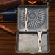 thumbnail image 1 of Estuche para cigarrillos de metal de bronce retro con bolsillo de doble cara para 20 cigarrillos (n.° 6), 1 of 11