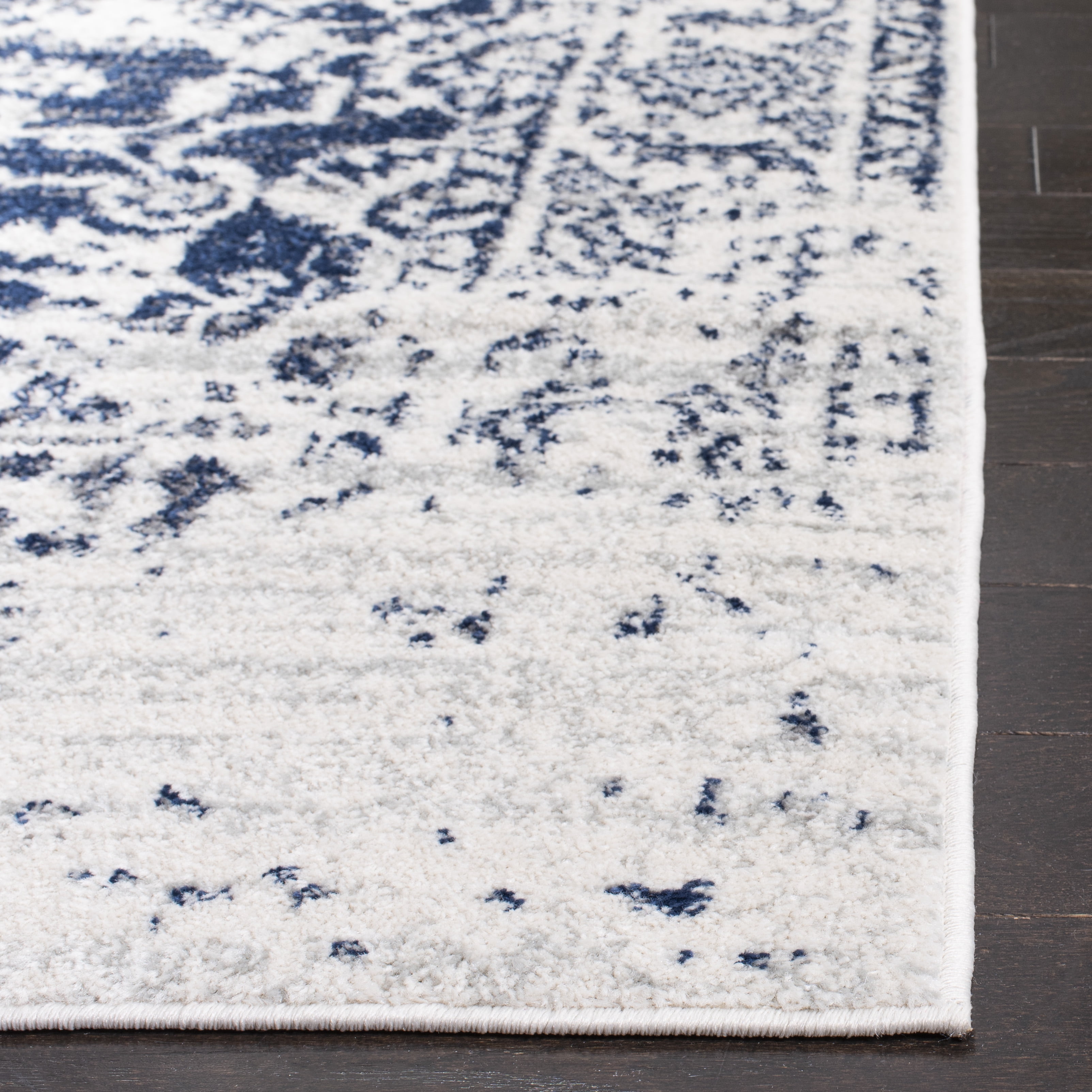 SAFAVIEH Madison Katina Oriental Area Rug, Cream/Navy, 5'3" x 7'6" - Traditional Design, Cream & Navy, Non-Shedding & Easy Cleaning, Ideal for Living Room, Bedroom, Dining Space