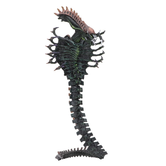 neca - aliens - figura de acción a escala de 7" - serpiente serie 13 Snake Alien coleccionable multicolor, vista frontal centrada sobre fondo blanco; torso segmentado con textura ósea y carapaza en tonos verdes y cafés, cabeza alargada con boca interior visible, apéndices laterales y cola articulada larga en eslabones. A menudo se usa como pieza de display en vitrinas de colección.