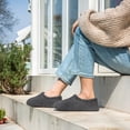 thumbnail image 2 of Mocasines de espuma viscoelástica Fuzzy de Slippers HomeTop para mujer, color gris oscuro, 2 of 6