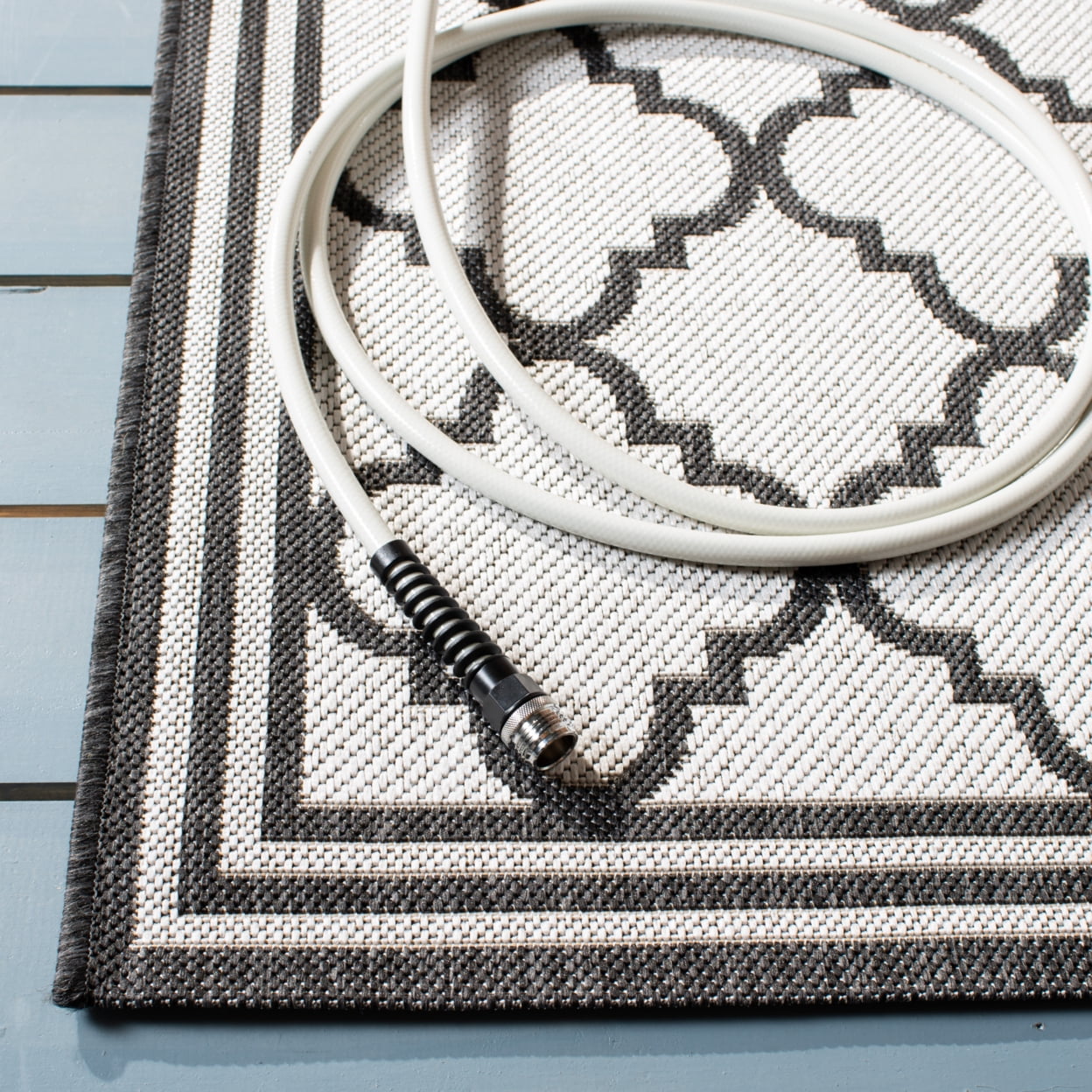 SAFAVIEH Beach House Nima Trellis Indoor/Outdoor Area Rug Light Grey/Charcoal, 3' x 5'