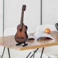 thumbnail image 1 of Guitarra en miniatura Modelo de madera Exhibición de instrumentos musicales con soporte y estuche Accesorios para casa de muñecas Adornos artesanales pequeños Decoración para el hogar—(Marrón 13 cm), 1 of 2