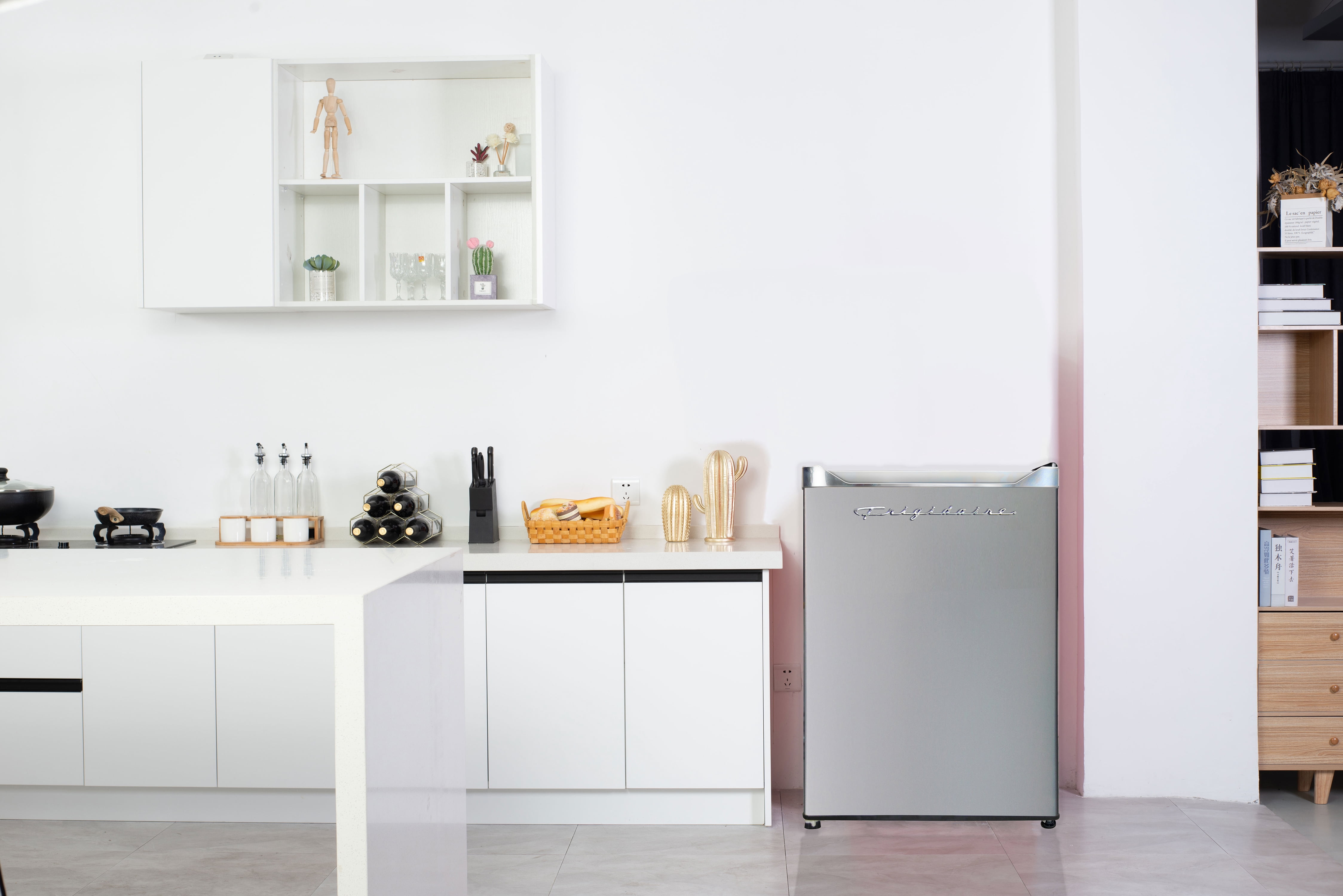 Frigidaire 3.0 cu. ft. Retro Upright Freezer, Platinum EFRF314