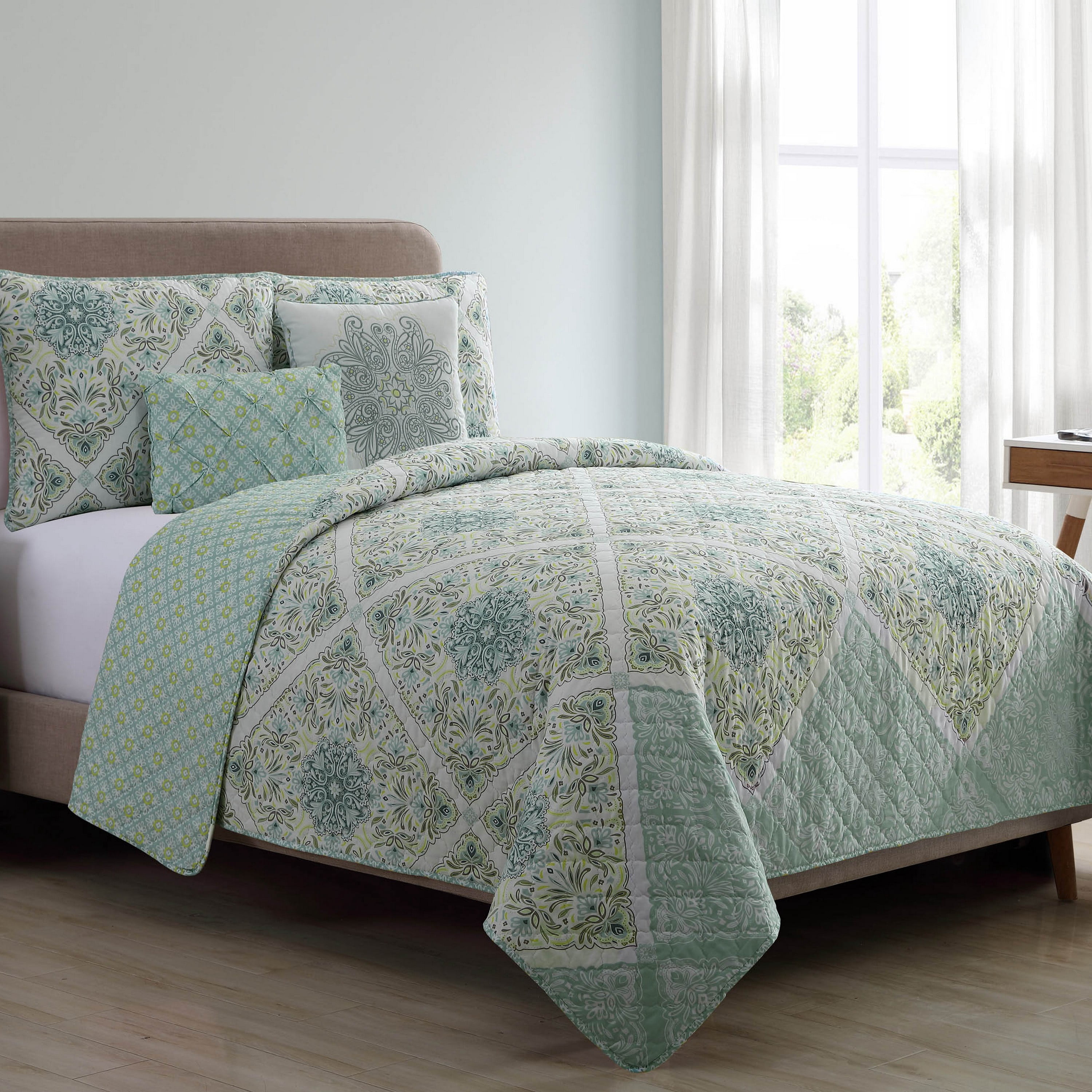 VCNY Windsor 5-Piece Aqua Medallion Reversible Quilt Set, Queen, Adult, Unisex