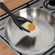 thumbnail image 4 of Espátula para huevos fritos, pinzas de silicona para panqueques 2 en 1, espátula para huevos, color negro, 4 of 5