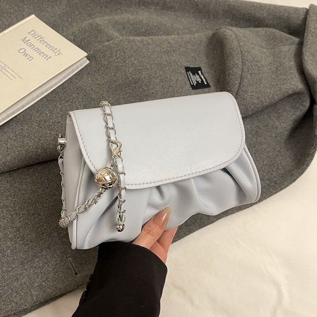 Bolsos de moda para niñas, primavera 2025, nuevos bolsos plisados de color liso, lindos y sencillos, bolso bandolera con cadena